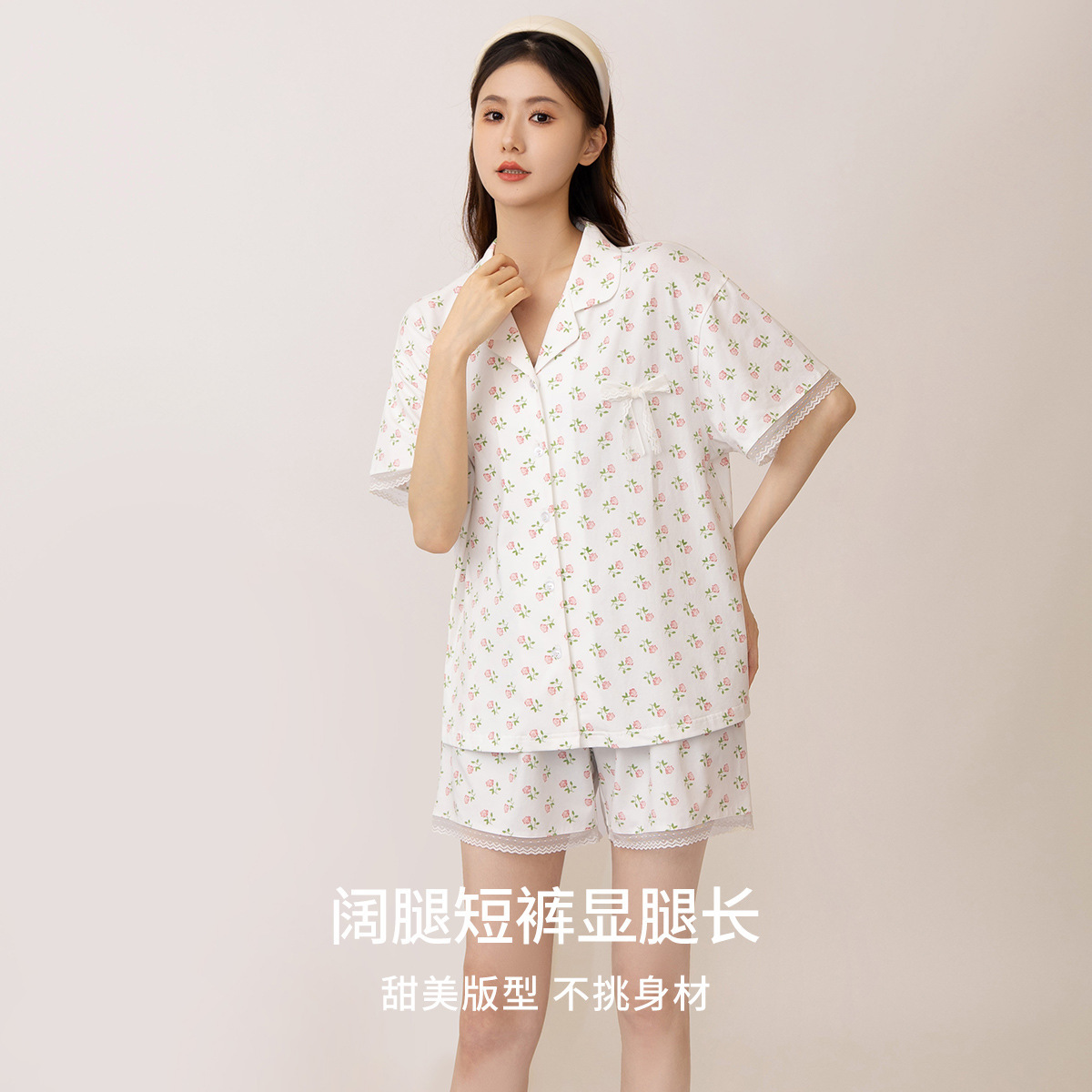 Cô gái đang ngủ với tất cả những người làm vườn thoải mái, thư giãn và tinh khiết để mặc quần áo nhà.