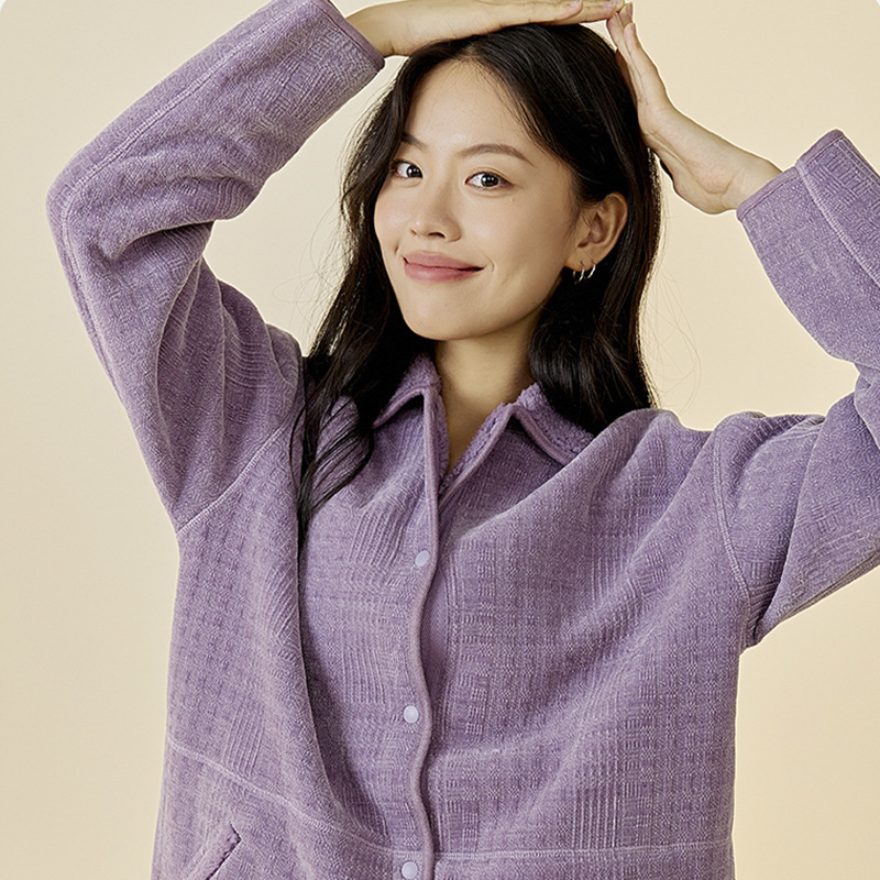 Con trai tôi mặc một bộ đồ pyjama, một bộ váy mùa đông cho đàn ông và phụ nữ, và một cặp đôi ấm áp, ấm áp mặc một bộ pyjama mùa đông.