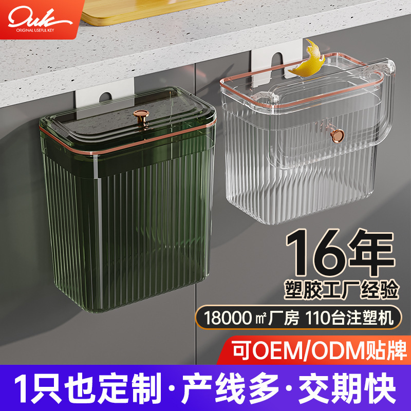 Thùng rác trong nhà chứa đầy thùng rác với giấy vệ sinh trong thùng rác nhà bếp