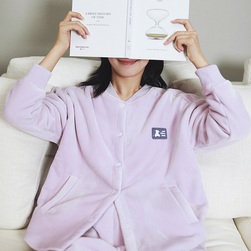 Tùy chỉnh hai bộ phụ nữ vào mùa thu và mùa đông.