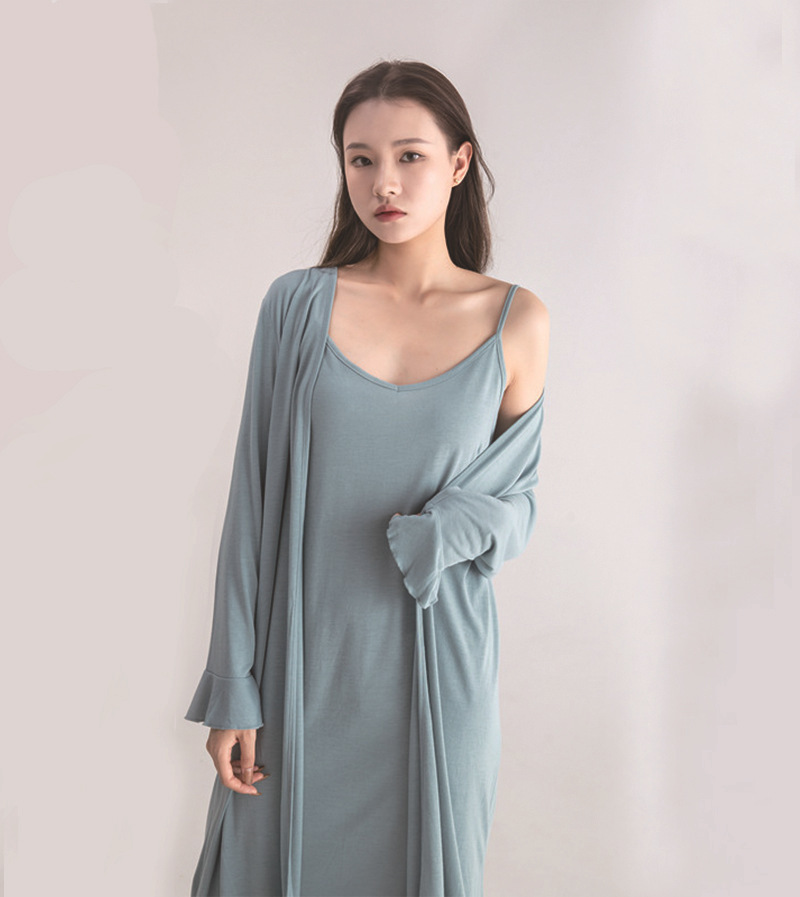 Tweezers của một phụ nữ, hai đôi pyjama, chỉnh sửa của một cô gái, một bộ đồ gia đình.