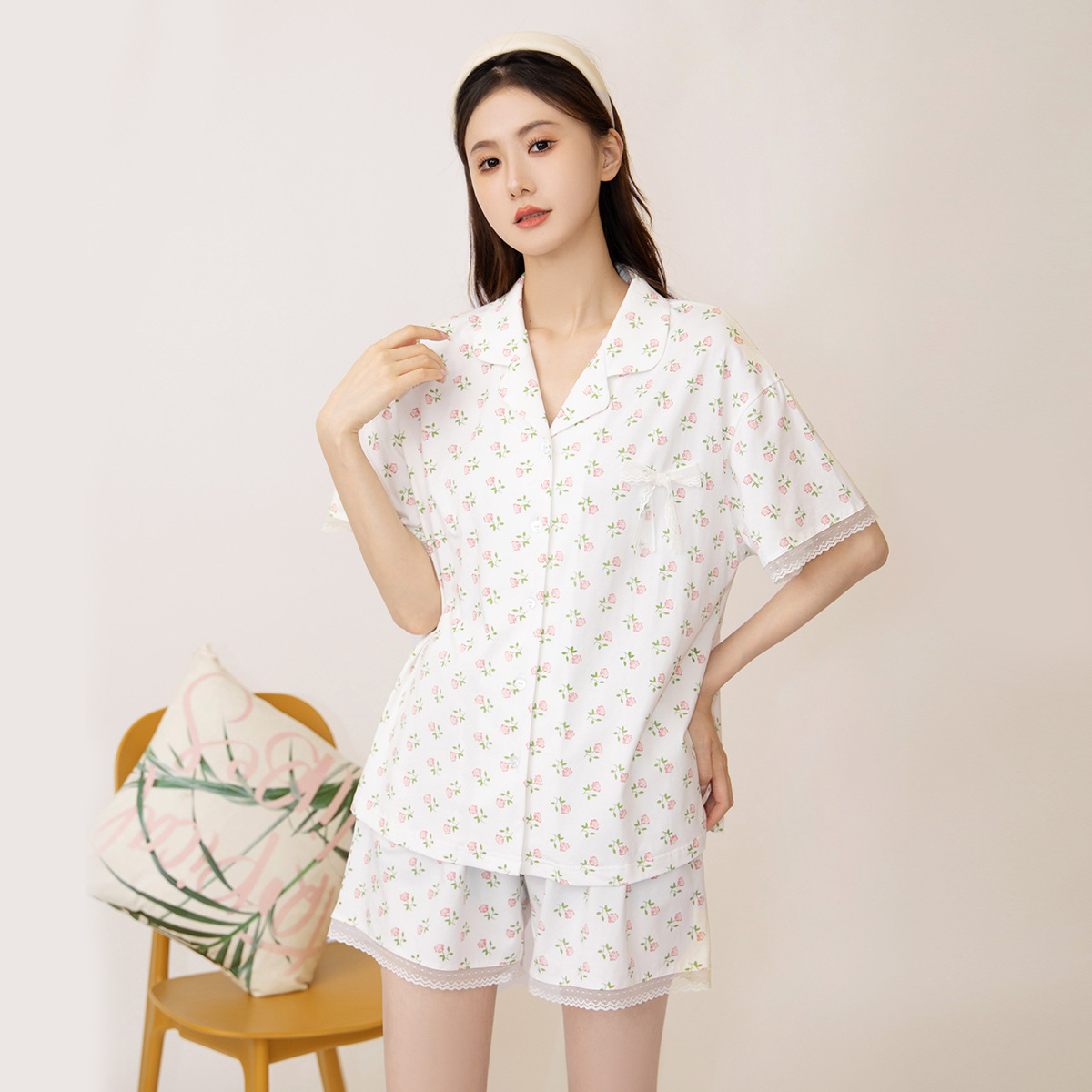 Cô gái đang ngủ với tất cả những người làm vườn thoải mái, thư giãn và tinh khiết để mặc quần áo nhà.