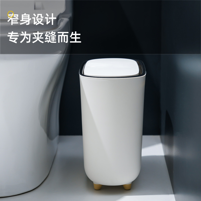 Thùng rác được bao phủ bởi thùng rác, giấy trong thùng rác chật kín phòng.