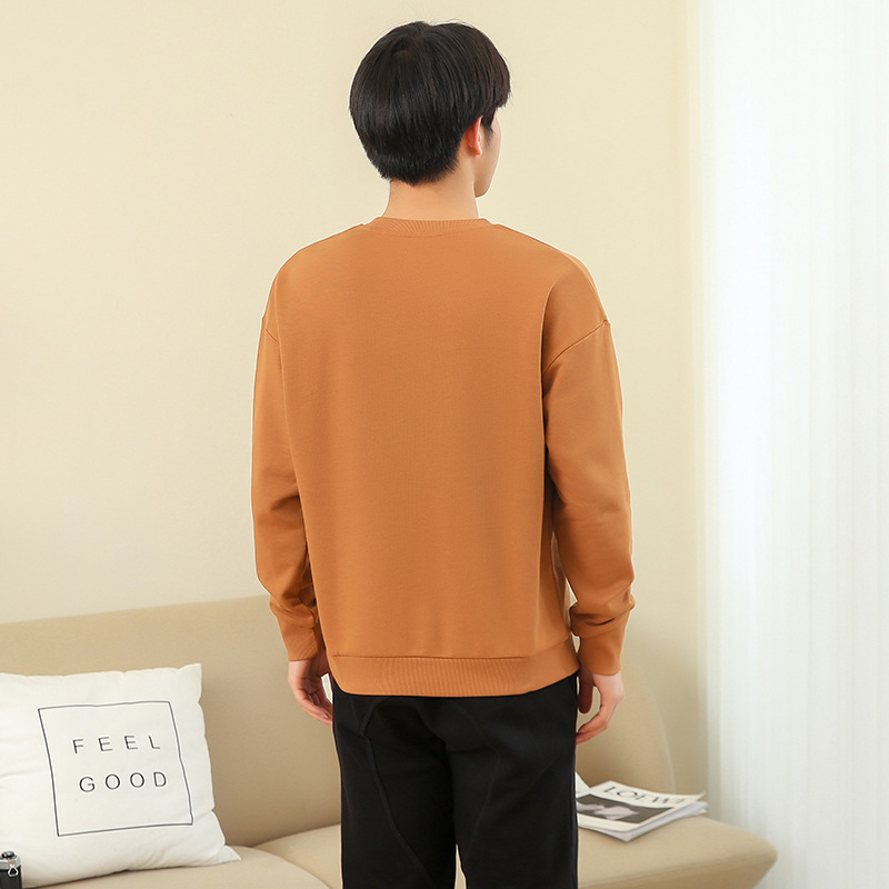 Bộ đồ nhân viên chính phủ kiểu mùa thu, với hai bộ đồ bên ngoài.
