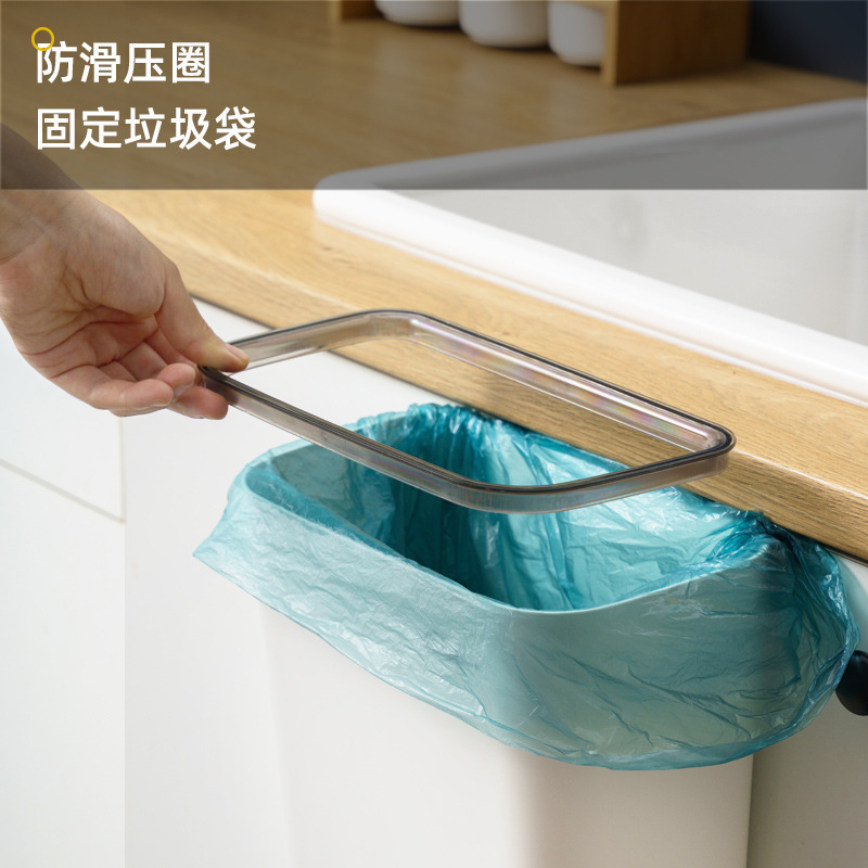 Thùng rác gia đình, tủ bếp, những cái hộp treo cổ còn lại, những thùng rác bên hông.