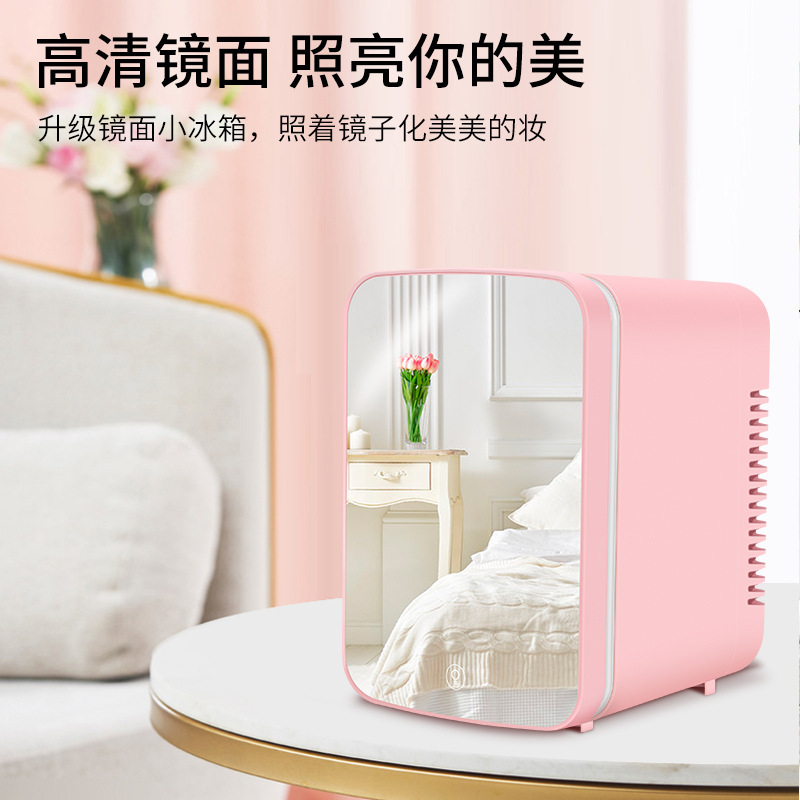 Những con số phản chiếu ánh sáng của tủ lạnh trang điểm.