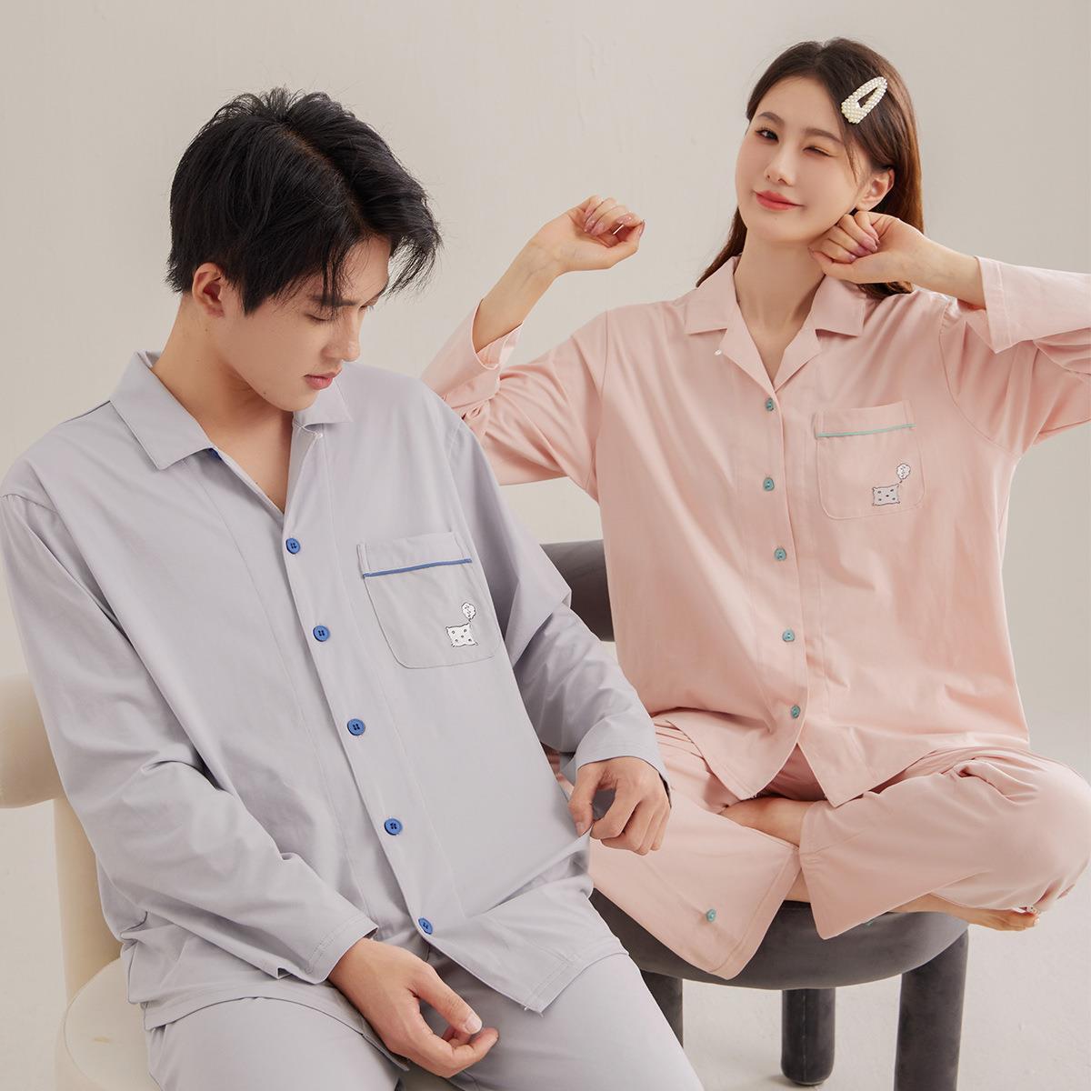 Một bộ đồ ngủ mới của cặp đôi, đàn ông và phụ nữ mặc quần áo nhà ngắn hạn, vui vẻ.