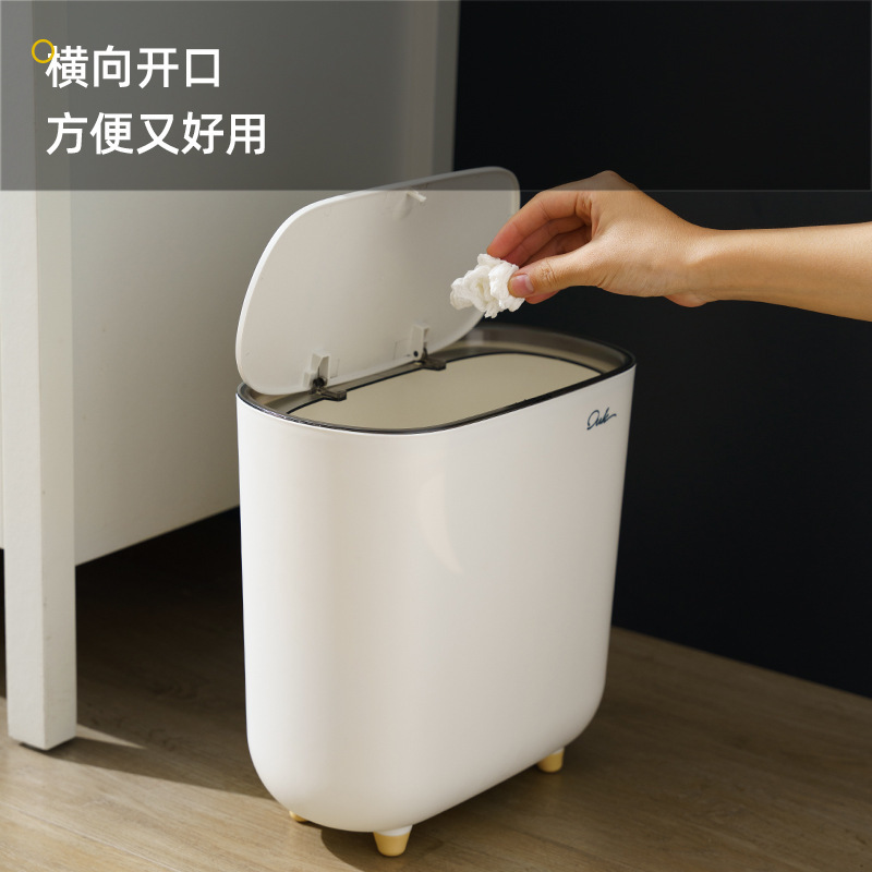 Thùng rác được bao phủ bởi thùng rác, giấy trong thùng rác chật kín phòng.