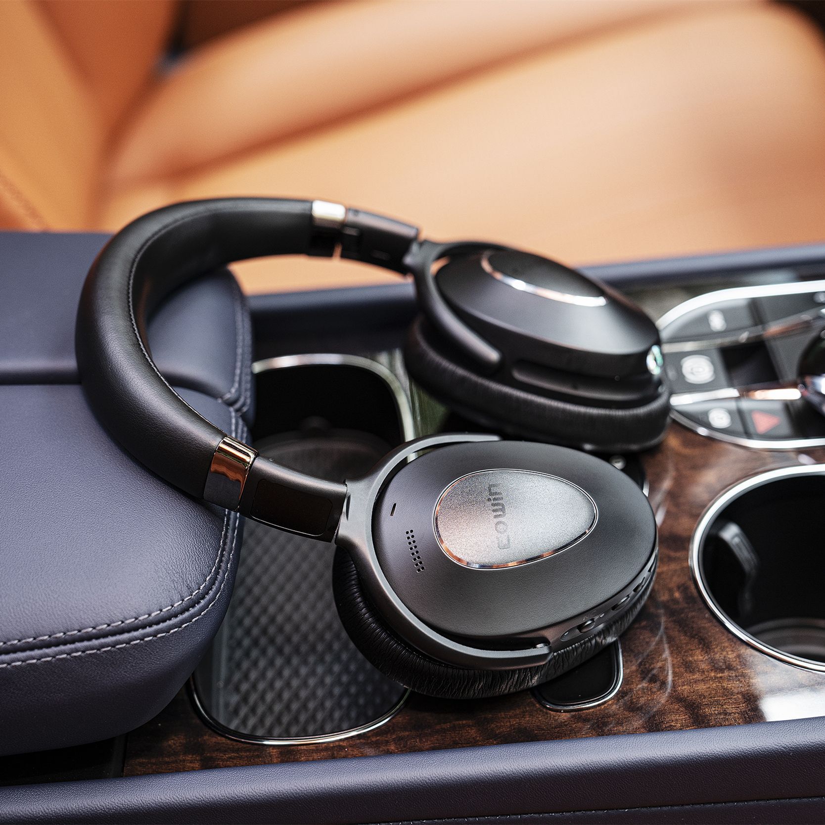 The 2022 new SE8 feed active noise with bluetooth headphones and wired ears.