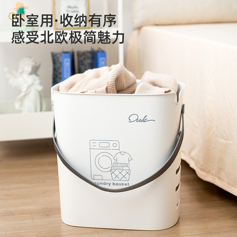 O'Yuco mang theo giỏ quần áo bẩn.