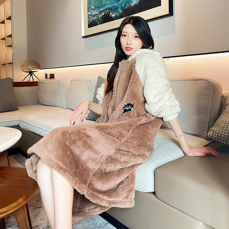 Mùa đông làm tan băng những chiếc mũ nhung và những con mèo với một bộ đồ dài, lỏng lẻo và một bộ đồ ngủ.
