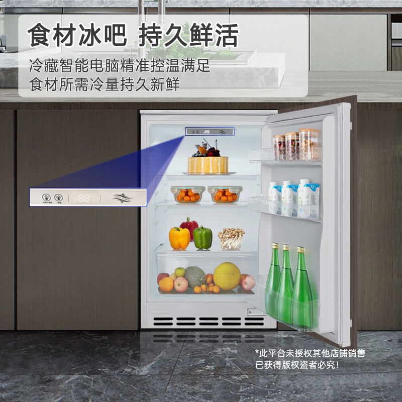 Ẩn mình dưới gầm bàn tủ lạnh, cửa hàng bán tủ lạnh nhỏ, cực nhỏ.