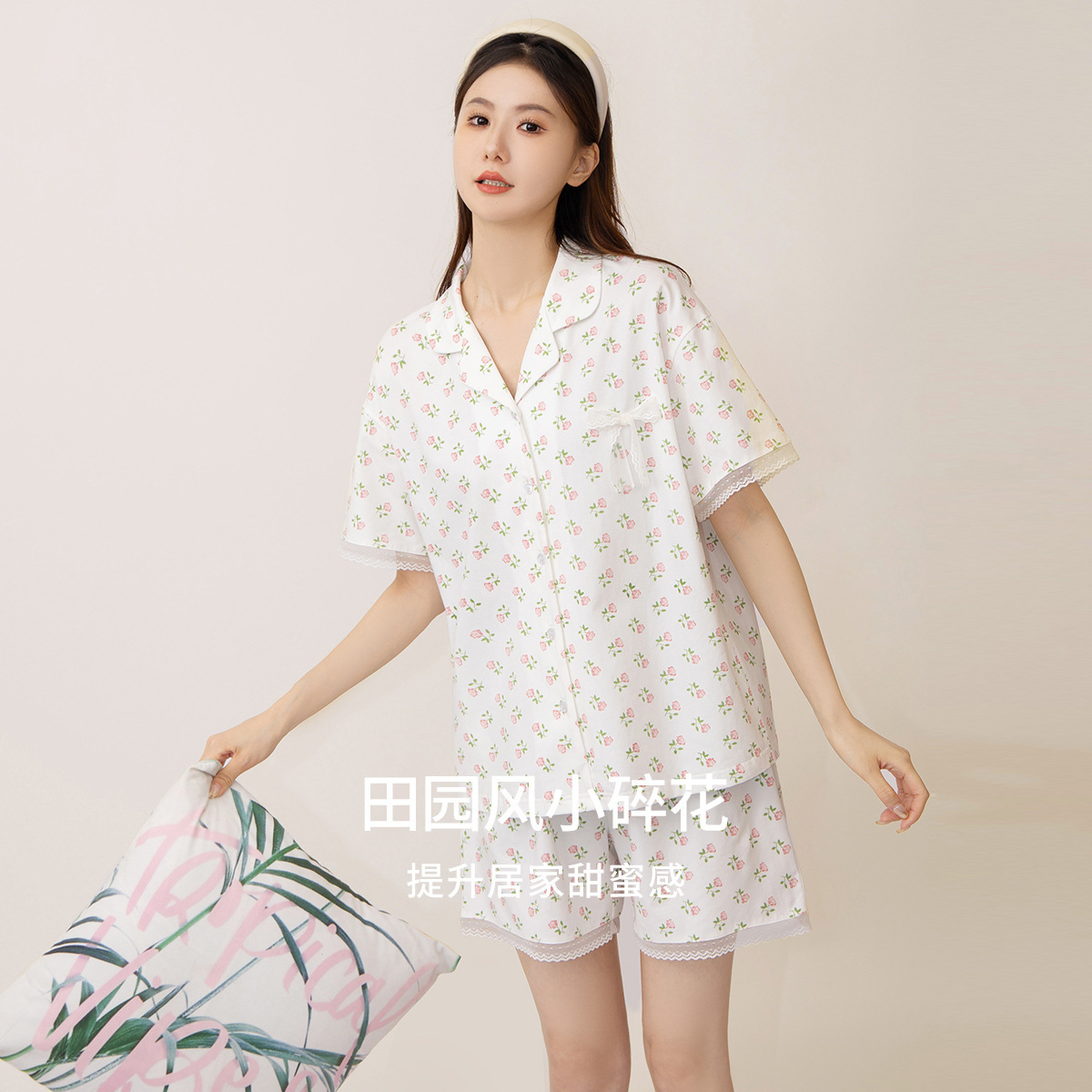 Cô gái đang ngủ với tất cả những người làm vườn thoải mái, thư giãn và tinh khiết để mặc quần áo nhà.