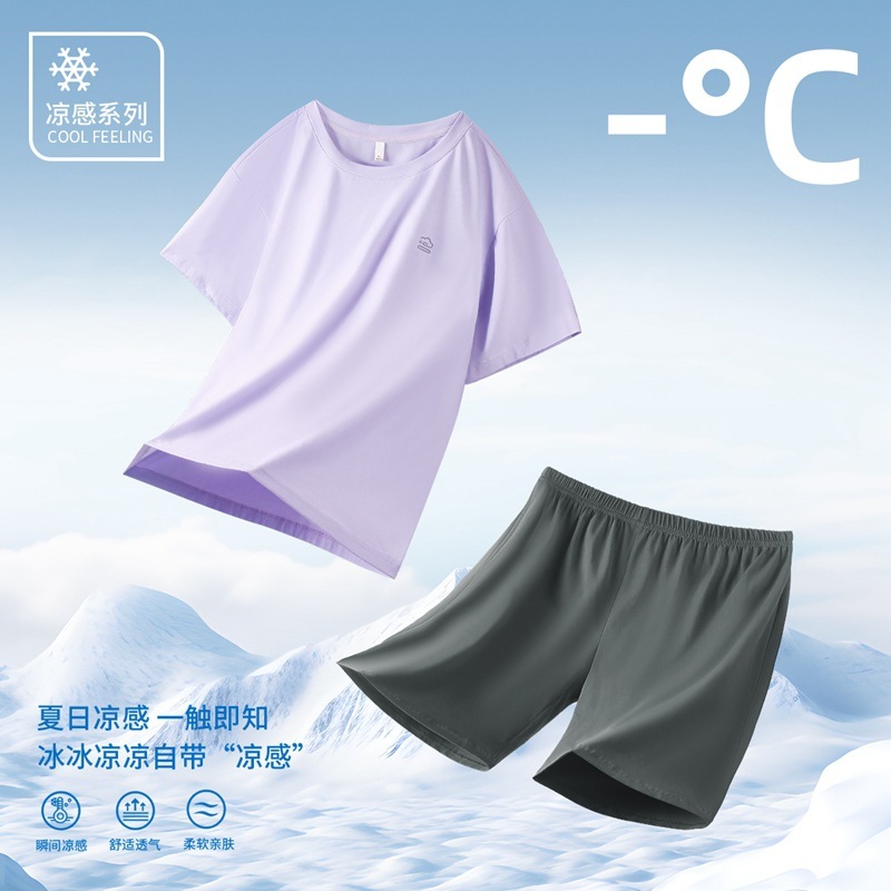 "Cô gái mới mùa với áo ngực và áo pyjama.