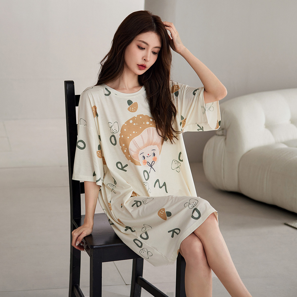 Mùa hè với váy ngủ dài và hoạt hình về những tiện nghi và tiện nghi để mặc.