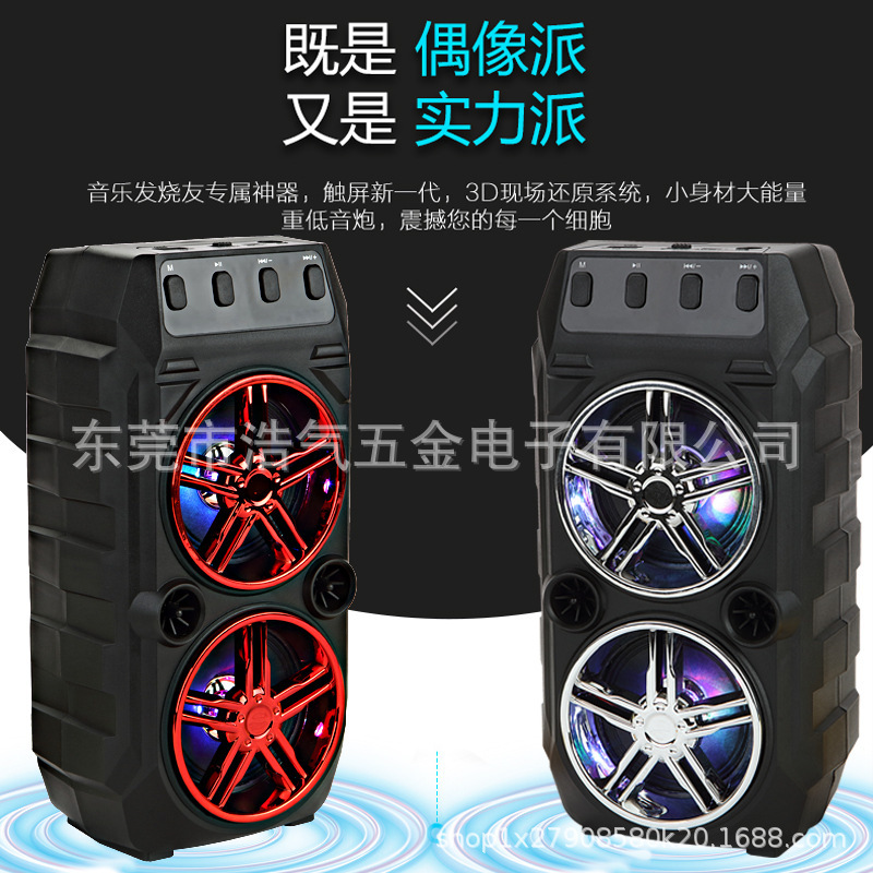 Nhà máy nguồn có một hộp Blue Răng xanh sống với hai sừng, một khối lượng bên ngoài cắm vào quảng trường.