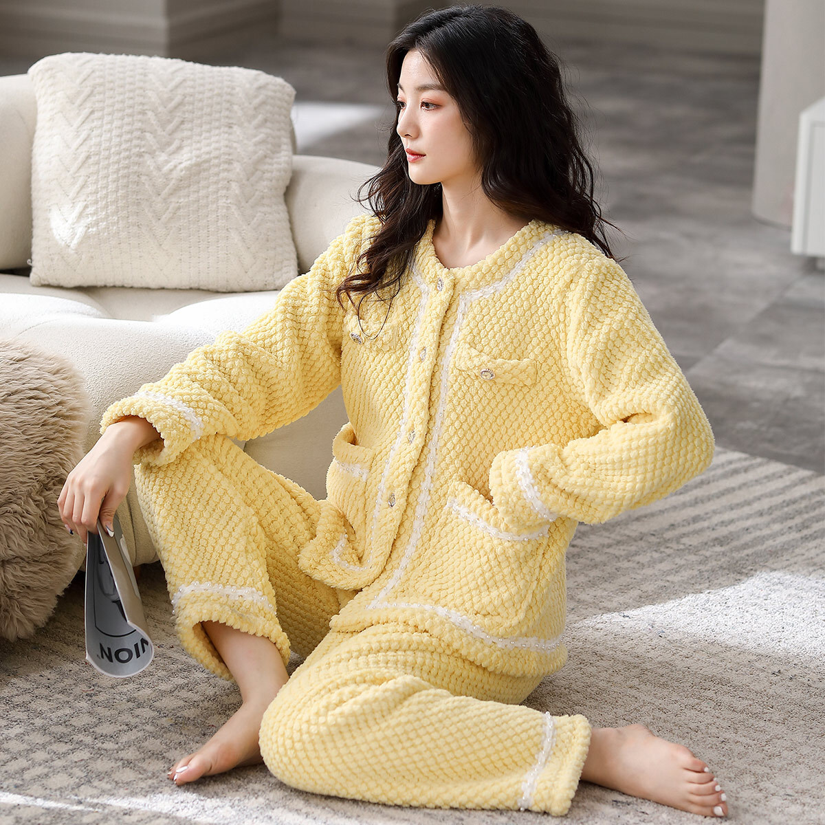 "Atumn-sleeveed pyjamas ngắn gọn và áo nhung để mặc quần áo nhà."