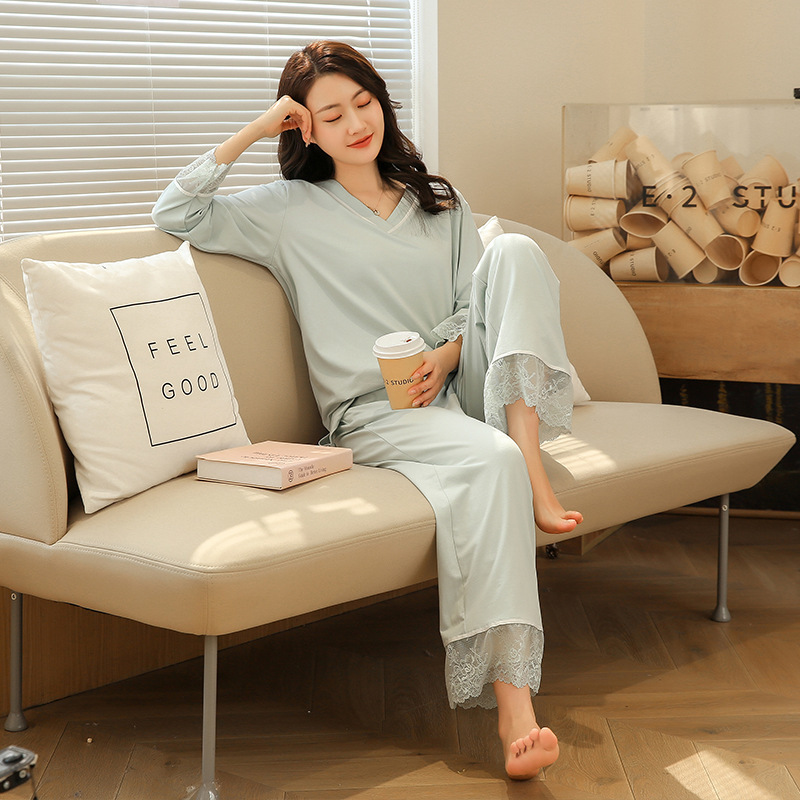 Chí Thủ tiểu thư Lacey Nhà V và Mordel đầy quần áo trong nhà.