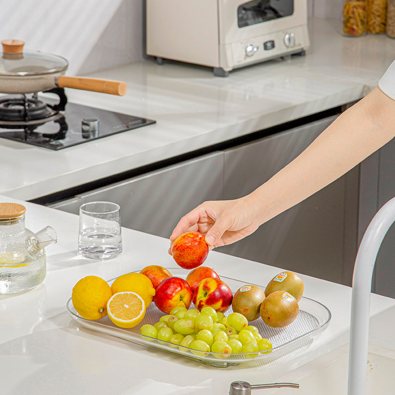 Cái bàn có những đồ trang trí ở nhà dựa trên những đồ trang trí trong ngăn tủ có thể bật lên tủ lạnh.