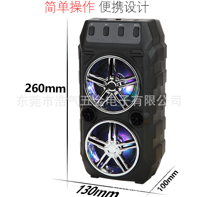 Nhà máy nguồn có một hộp Blue Răng xanh sống với hai sừng, một khối lượng bên ngoài cắm vào quảng trường.
