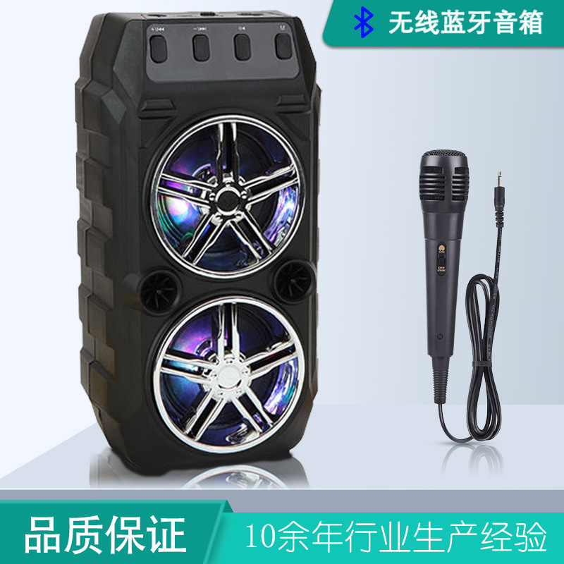 Nhà máy nguồn có một hộp Blue Răng xanh sống với hai sừng, một khối lượng bên ngoài cắm vào quảng trường.