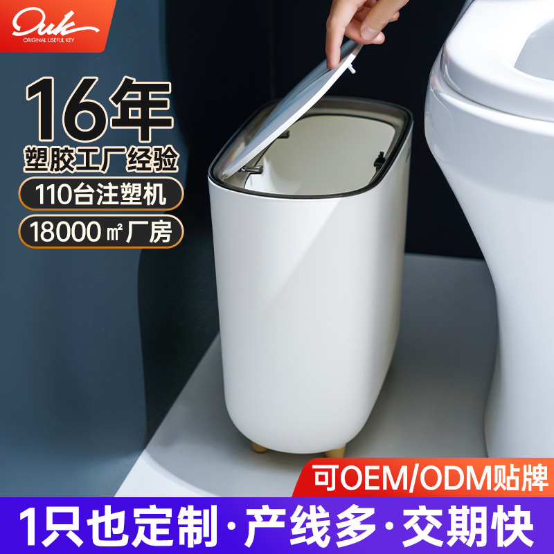 Thùng rác được bao phủ bởi thùng rác, giấy trong thùng rác chật kín phòng.