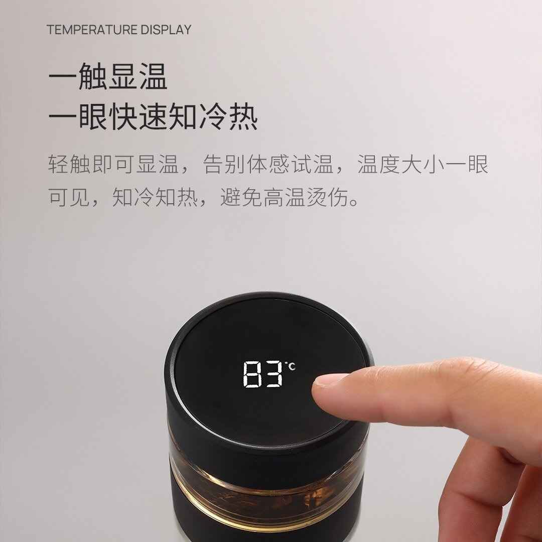 Kính bong bóng đầy đủ thông minh, hai lớp nước tách ra khỏi những chiếc cốc cách nhiệt nóng.