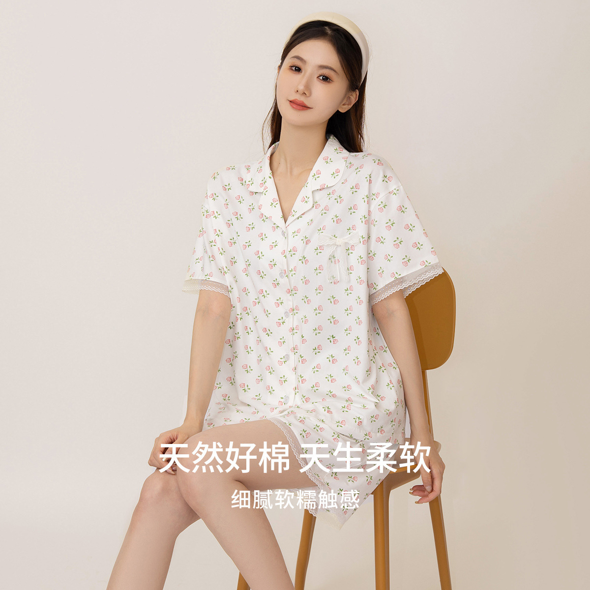 Cô gái đang ngủ với tất cả những người làm vườn thoải mái, thư giãn và tinh khiết để mặc quần áo nhà.