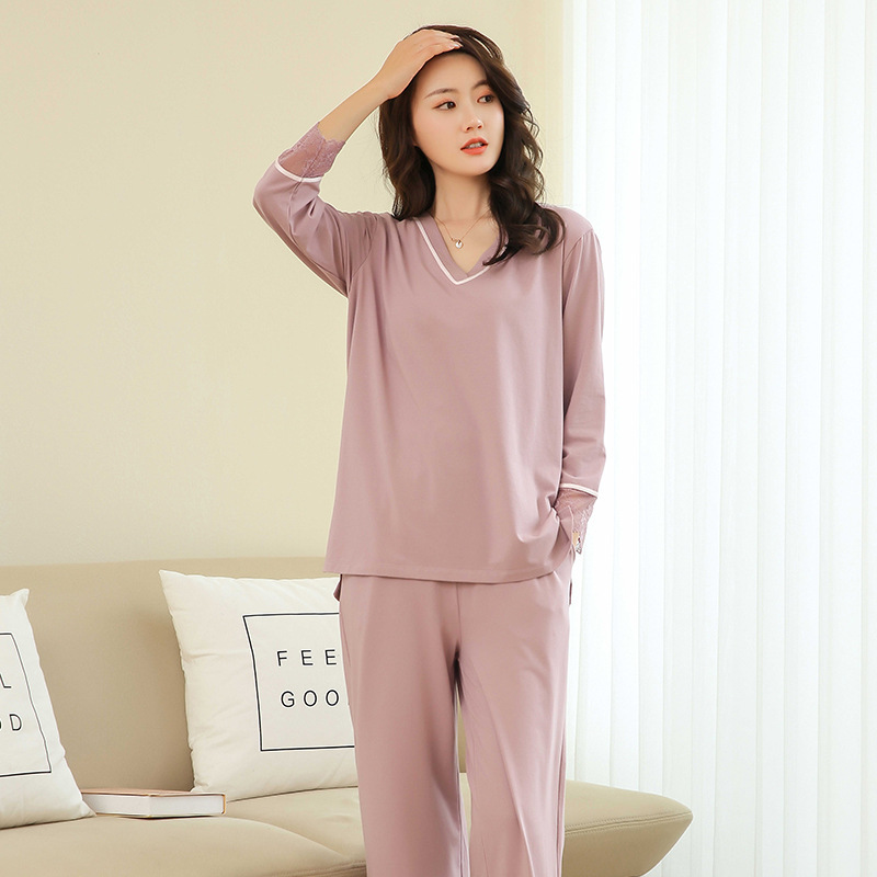 Chí Thủ phu nhân Lacey V và Mortel đã làm hai đôi để mặc quần áo nhà.