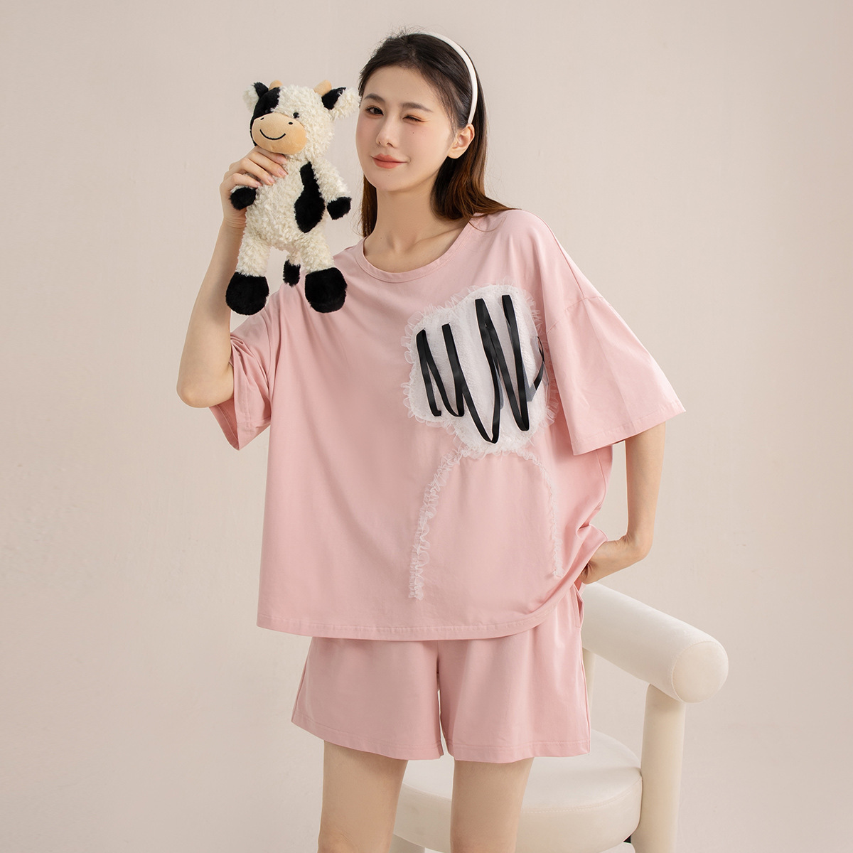 Một người phụ nữ mặc áo ngủ có thể mặc một bộ đồ tròn trong quần ngắn mùa hè.