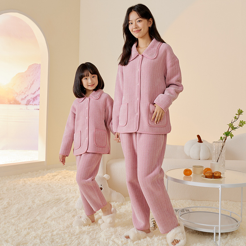 Trang phục của mùa thu với một áo ngủ bằng nhung dày.