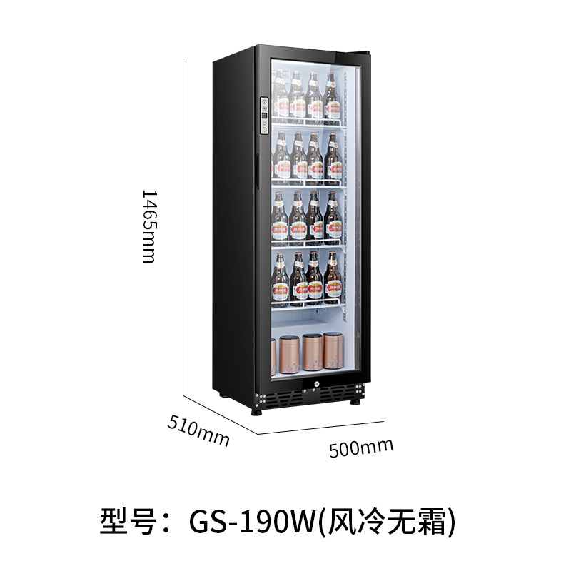 Cái tủ lạnh nhỏ cho thấy một ly trong suốt.