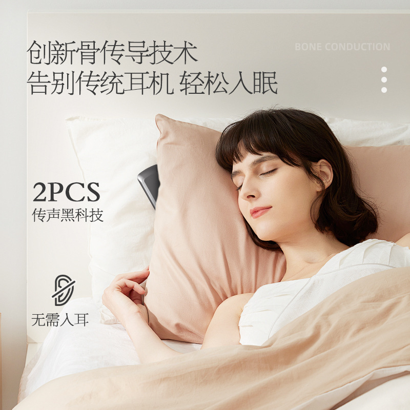 Người ngủ say trong tiếng ồn da trắng dưới máy nghe lén kết nối với máy tính xách tay tại Nhà máy Nguồn