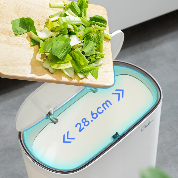 Thùng rác được bao phủ bởi thùng rác, giấy trong thùng rác chật kín phòng.