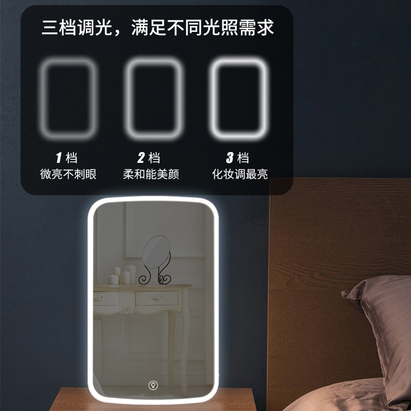 Những con số phản chiếu ánh sáng của tủ lạnh trang điểm.