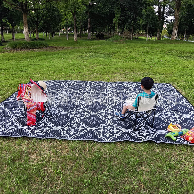 Dịch bởi Vũ Hạnh, Mai Linh, Nga, Huy Tô, Yuki, Ann, Phương Về mặt hình học, các tấm thảm cắm trại được đan vào nhau để đi ra ngoài bãi biển.