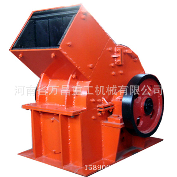 A small mobile gravel crusher with a hammer to break the concrete breaker, pebble and sand-crusher