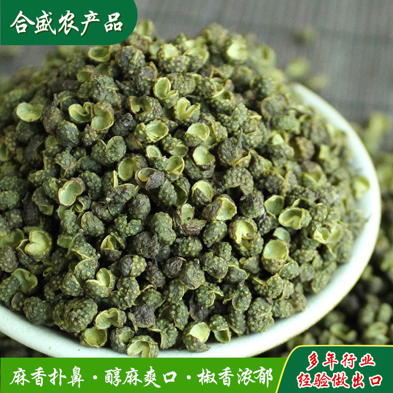 Xuất ra một bình ớt cay từ những hạt tiêu xanh của những nông dân Châu Âu ăn được.