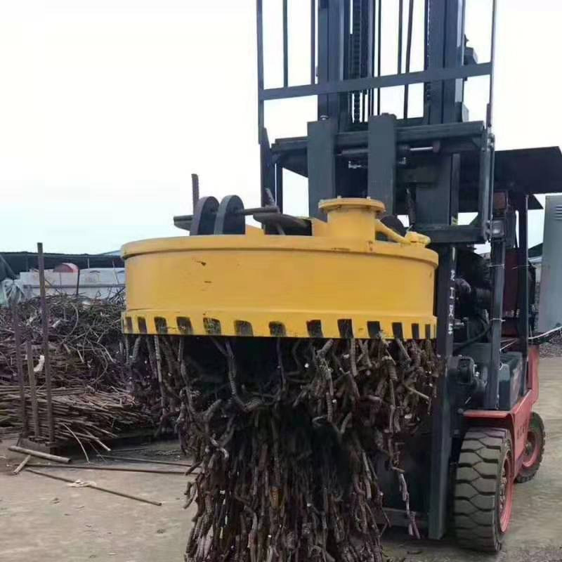 Batch forklift Electromagnetic magnet for the lifting of the compactor.