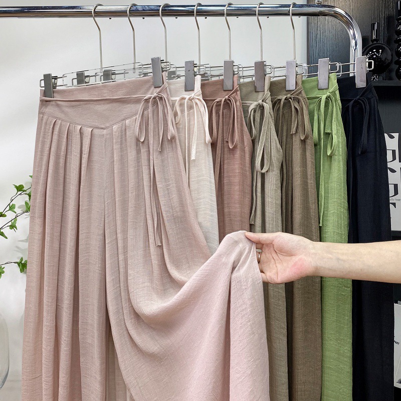 Những băng vệ sinh bằng lụa cũ với đôi chân dài và váy dài bóp lưng họ vào mùa xuân và mùa hè.