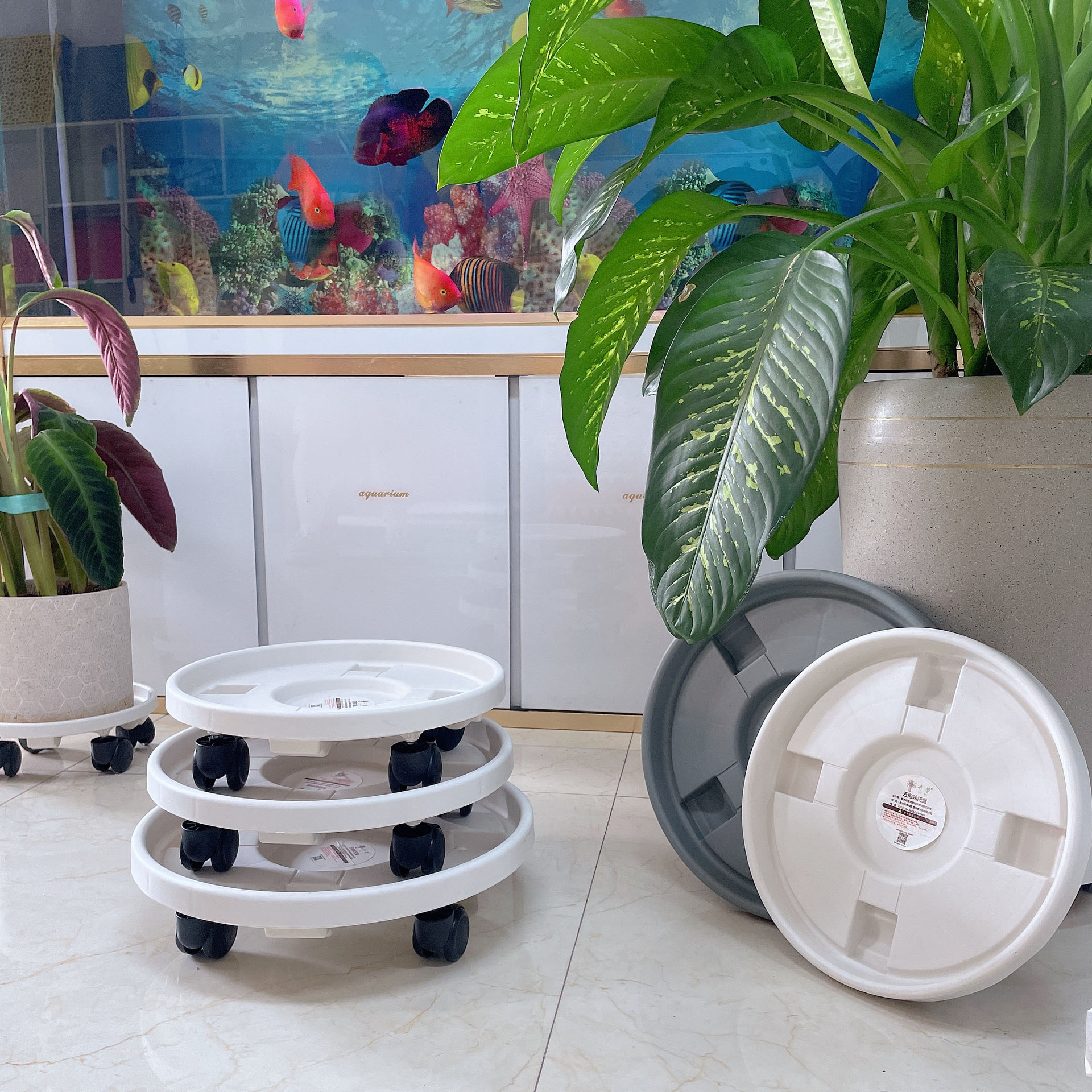 Căn cứ hoa của chậu hoa mang theo một đĩa chống rò rỉ và một khung bánh xe có thể di chuyển khay bó hoa.