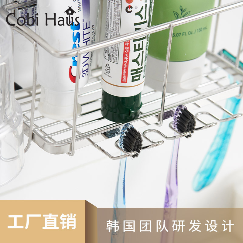 Một gói rửa chén nhiều mục đích với thép không rỉ trên tường của nhà khách