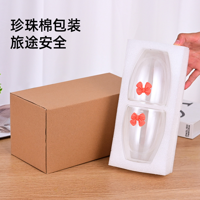 Hai tầng kính văn phòng, hai ly cà phê với trà cách nhiệt.
