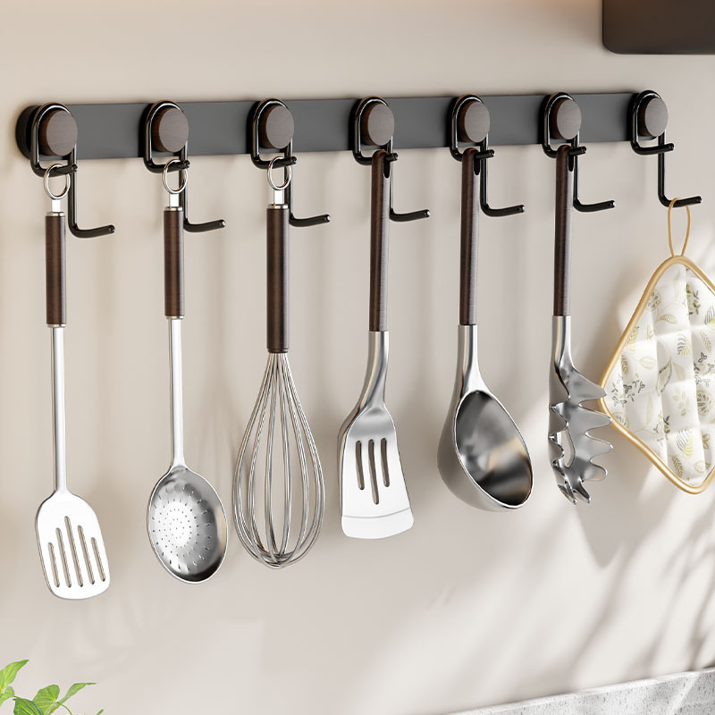 Đầu bếp đa mục đích móc nối với không có lỗ hổng trong công trình sáng tạo của họ, và họ đặt một cái móc trên tường của một hàng sắt.