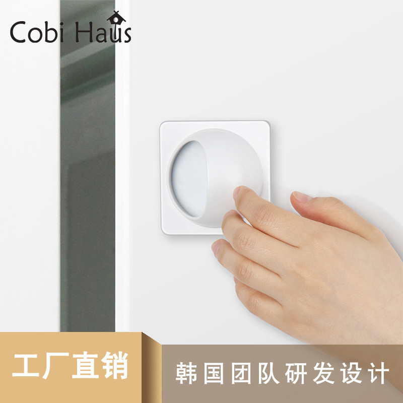 Cửa kính tới phòng tắm của khách hàng và tủ lạnh trong nhà bếp di chuyển ngăn tủ ngăn kéo mà không có một cú đấm trong nhà vệ sinh.