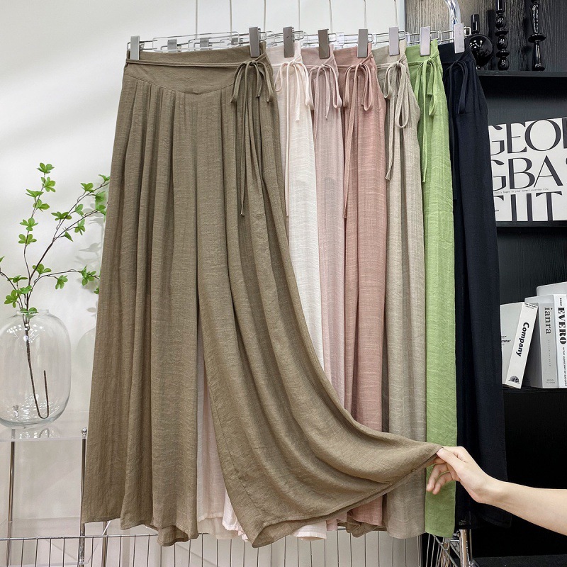 Những băng vệ sinh bằng lụa cũ với đôi chân dài và váy dài bóp lưng họ vào mùa xuân và mùa hè.