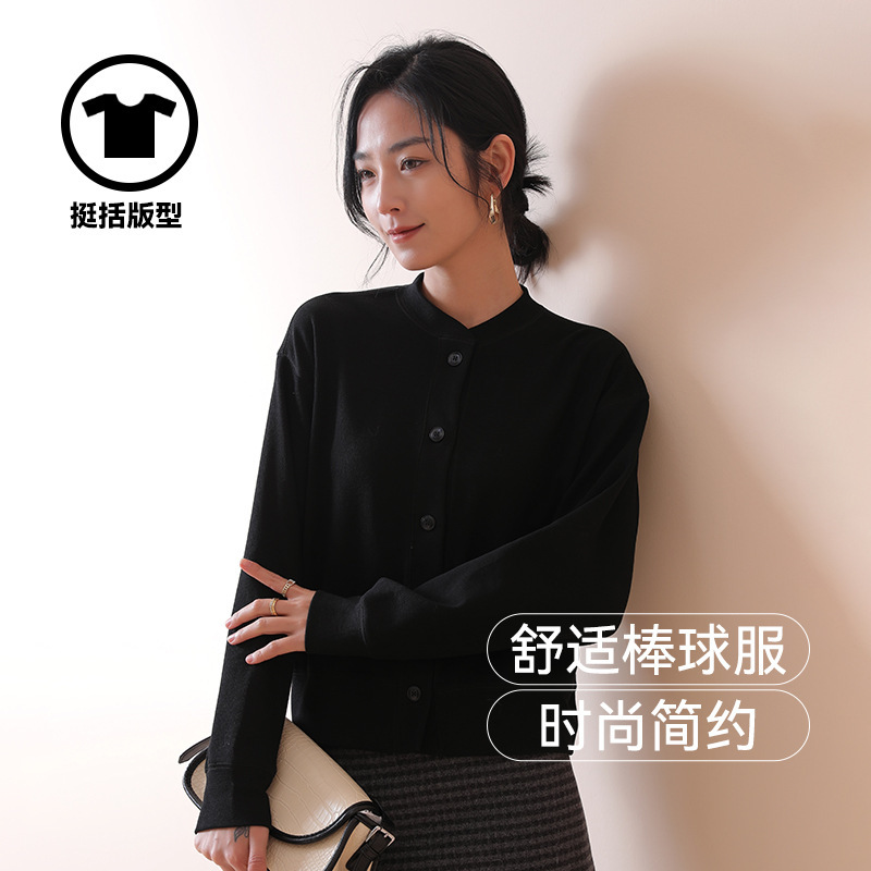 Người phụ nữ mới trong mùa xuân bông và mùa thu, cô gái mặc bộ đồ bóng chày, móng tay ngắn trên áo sơ mi và phần còn lại của ngày hôm nay.