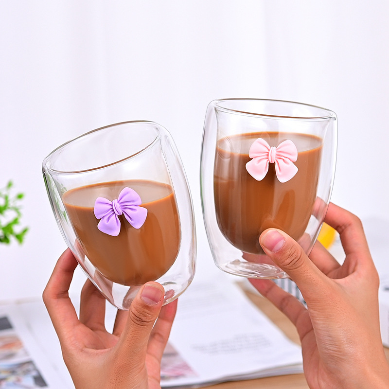 Hai tầng kính văn phòng, hai ly cà phê với trà cách nhiệt.