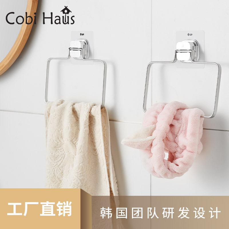 Trong nhà vệ sinh của khách, không có khăn thép rỉ sét treo quanh tường mà không có một cái nắp chống bồn cầu.