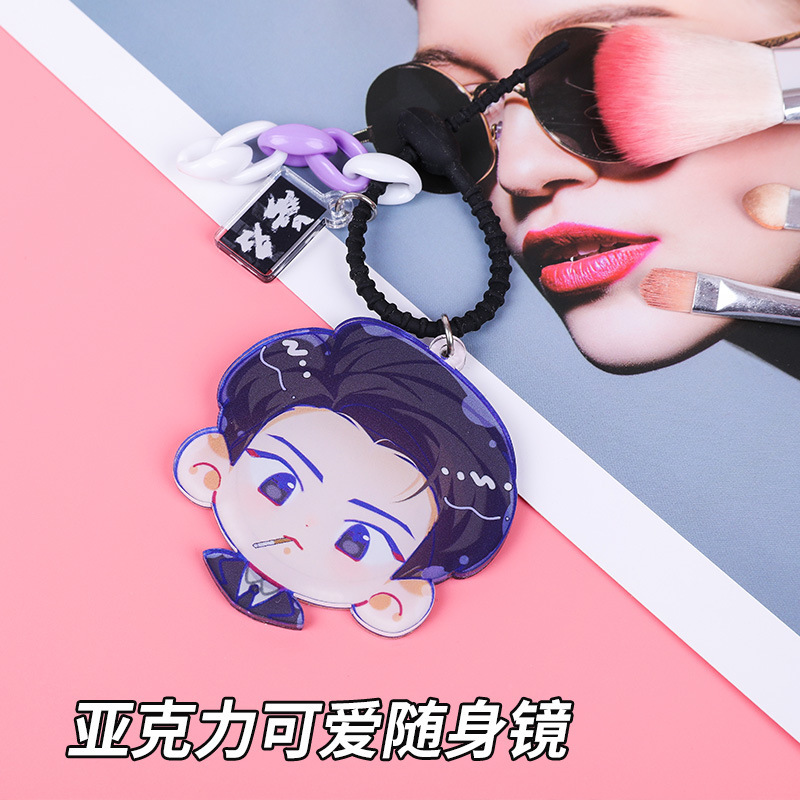 Trái tim của một cô gái với một chiếc chìa khóa gương để trang điểm gương.